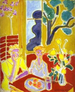 フォービズム Painting - 黄色と赤の背景を持つ 2 人の女の子 1947 フォーヴィスト